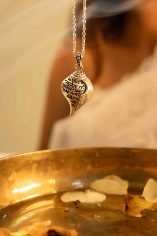 Shri Krishna Shankha Pendant with Chain Jewellery