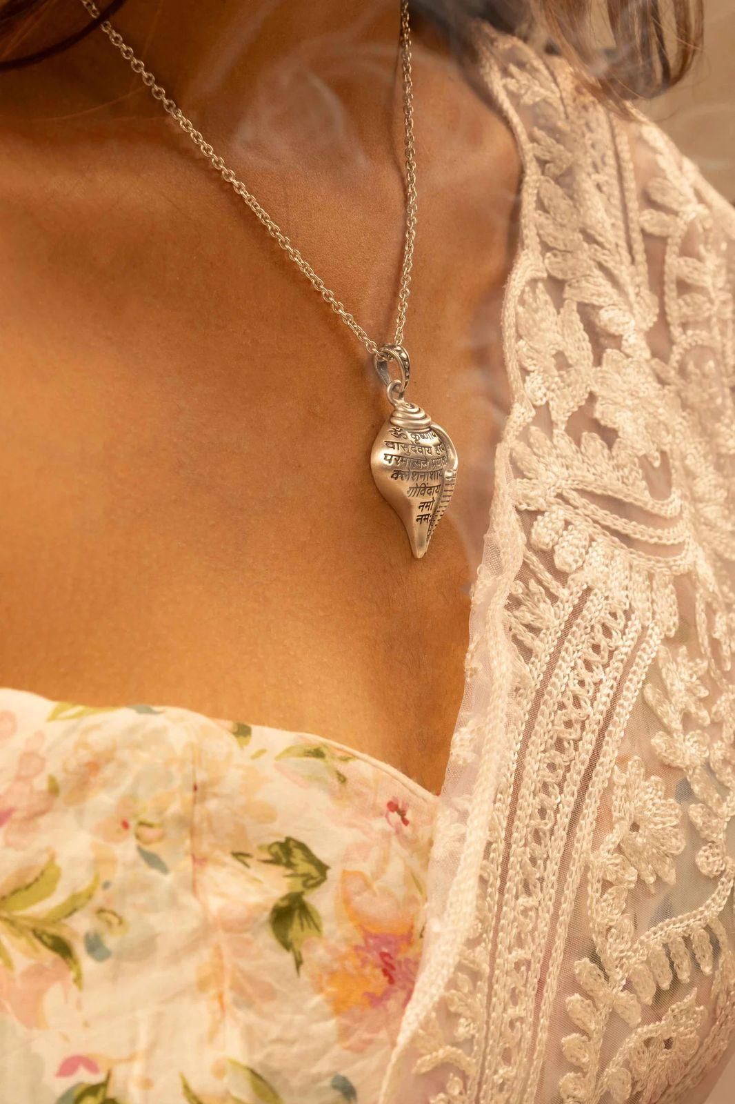 Shri Krishna Shankha Pendant with Chain Jewellery